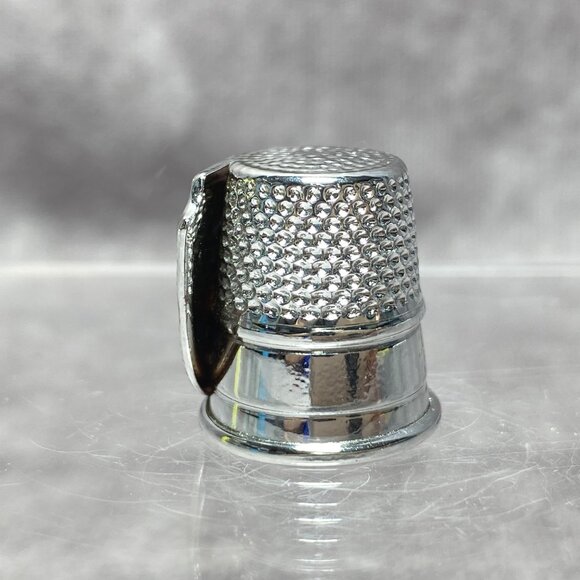 Hood River Oregon Souvenir Thimble With Apple Shield Design - Picture 3 of 8